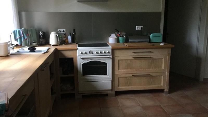 Eine Küche mit weißem Herd und Holzschränken