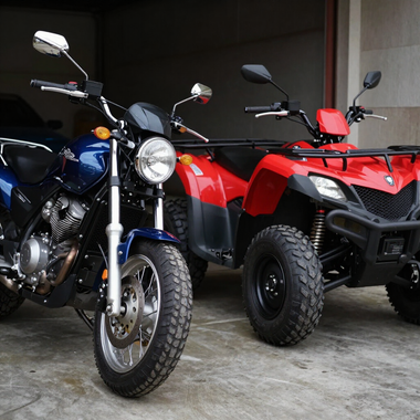 Une moto à côté d'un quad.