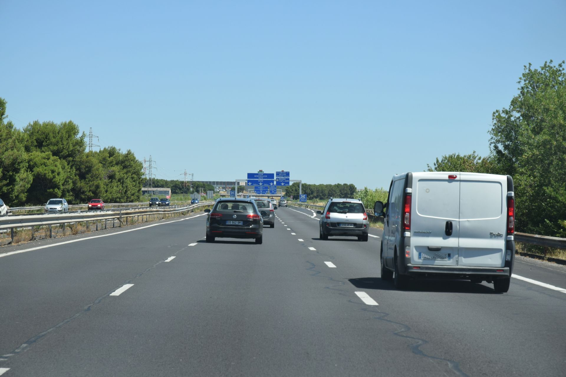 Un utilitaire qui roule sur une autoroute.