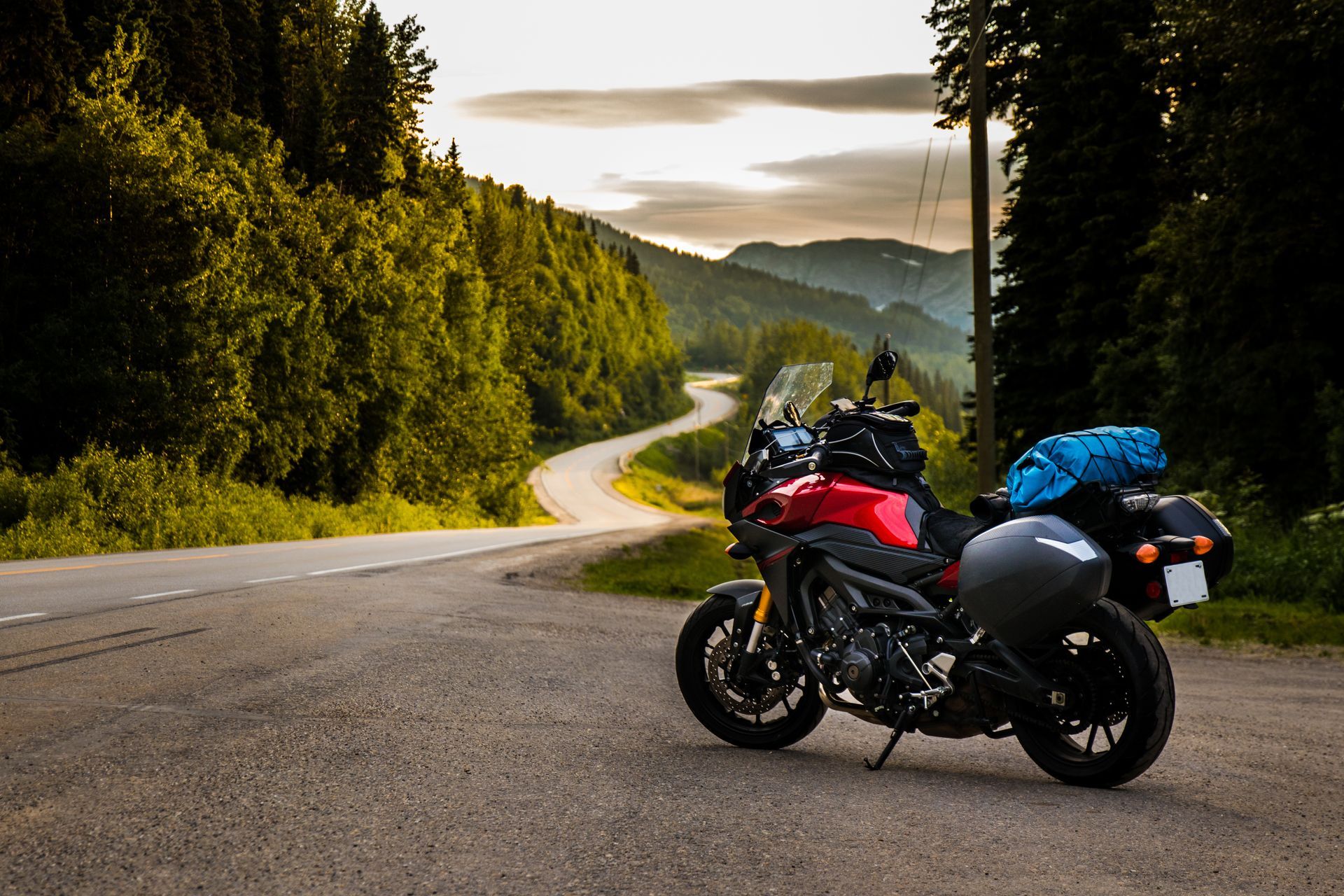 Une moto stationnée sur le bord d'une route.