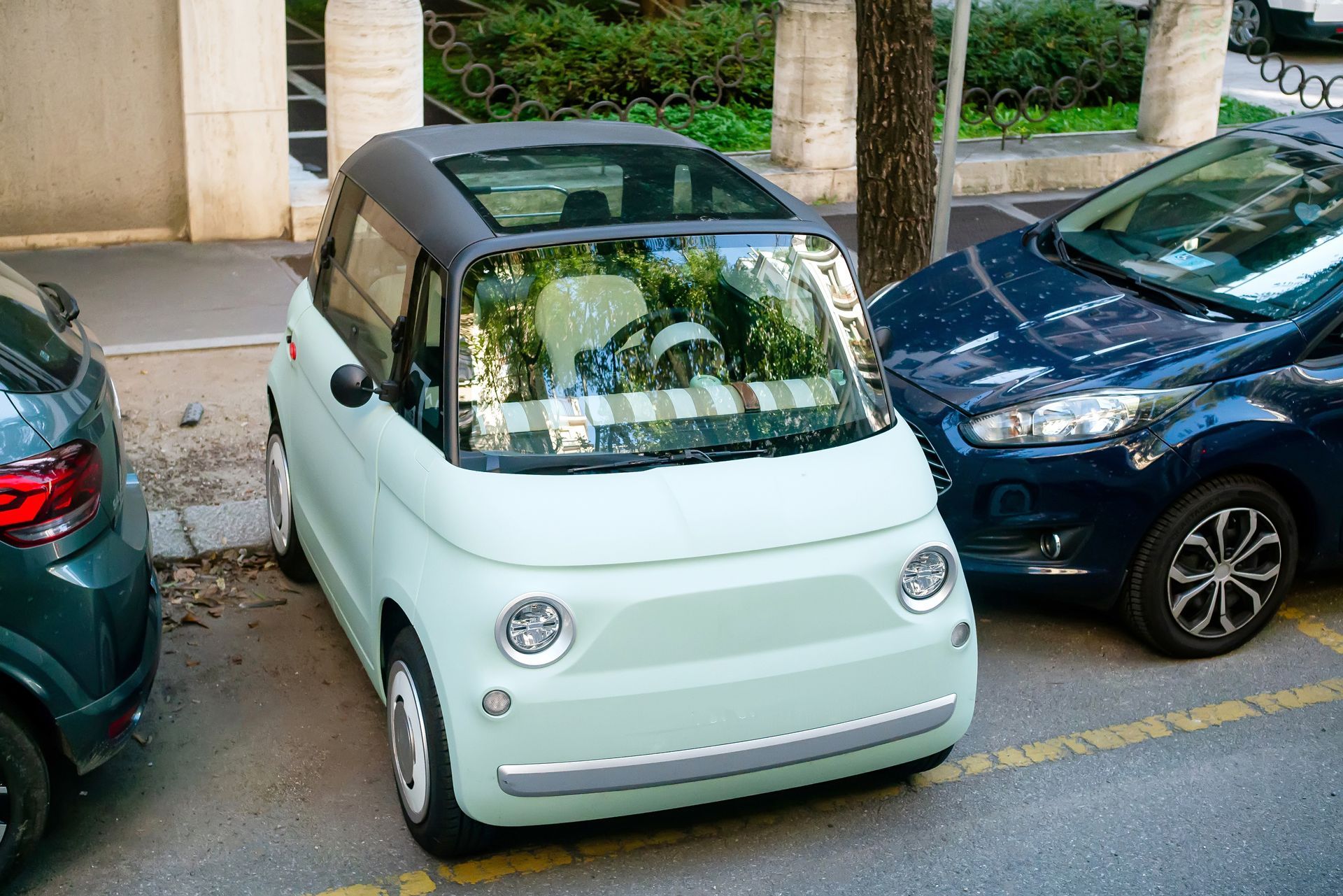 Une voiture sans permis stationnée entre deux véhicules.
