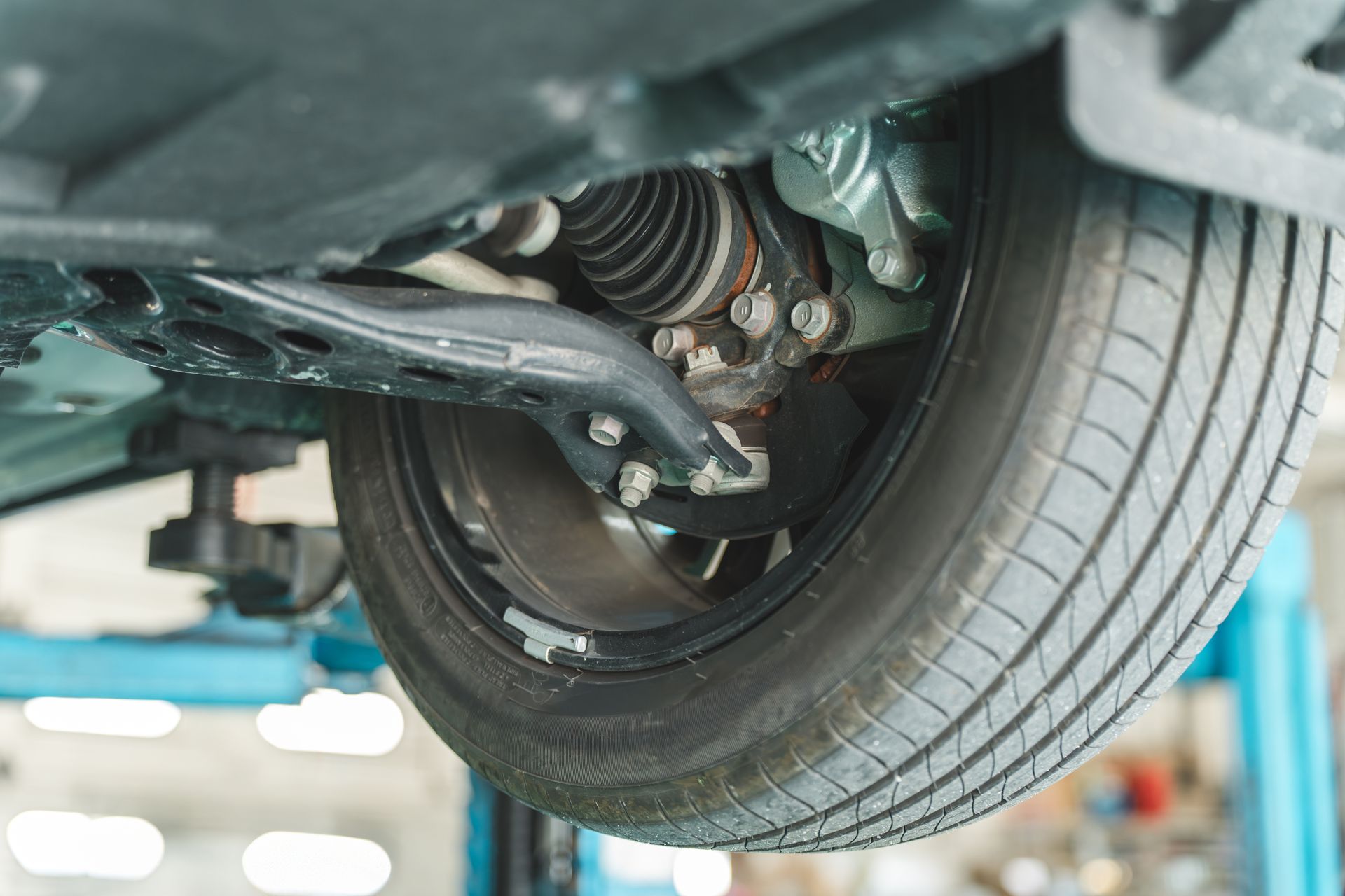 Suspension avant et roue de la voiture vues par en dessous.
