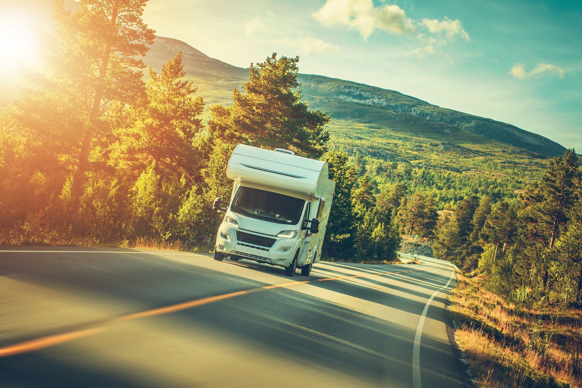 Un camping-car sur une route.