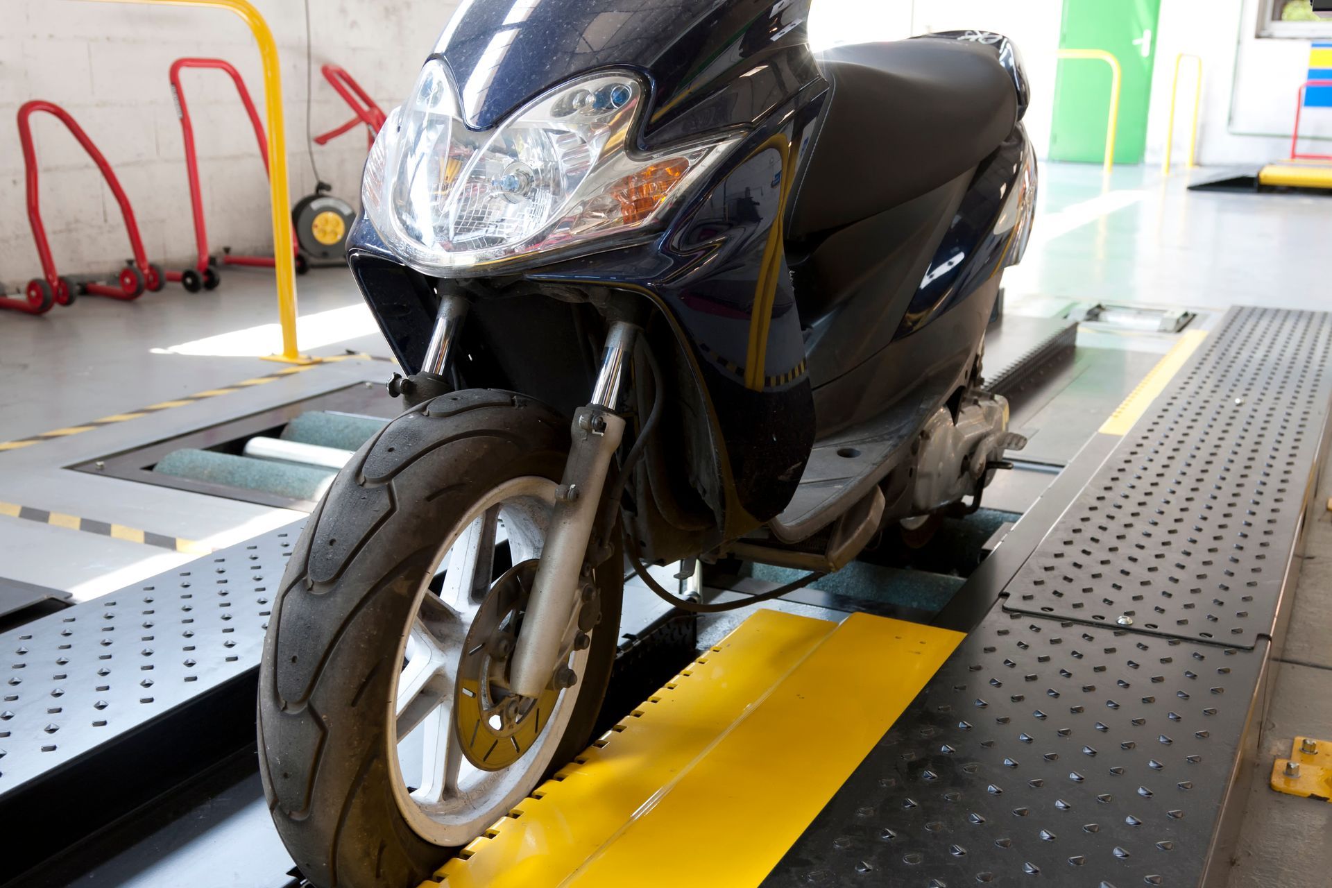 Un deux-roues dans un centre de contrôle technique.