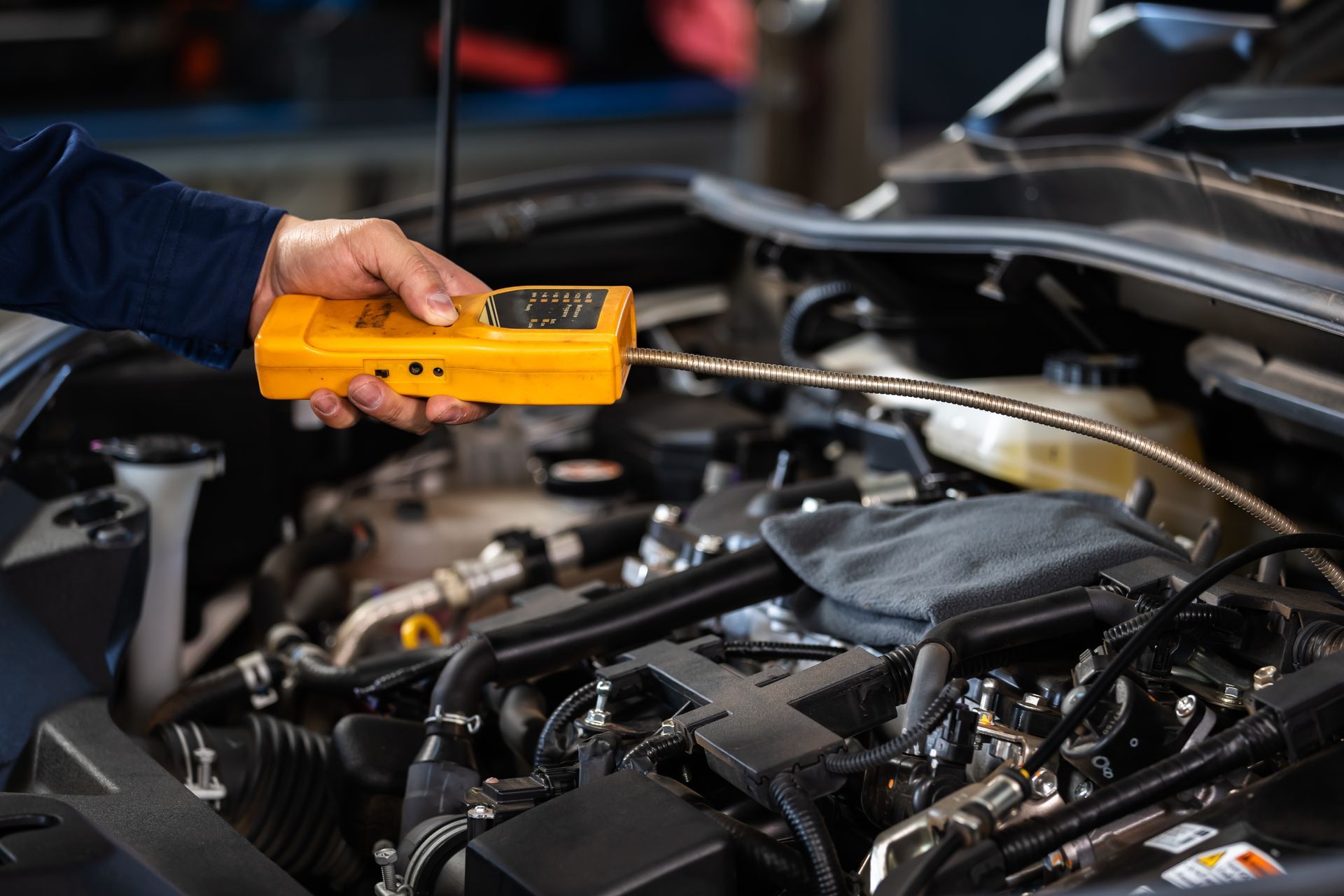 Un professionnel contrôle l'équipement GPL d'une voiture.