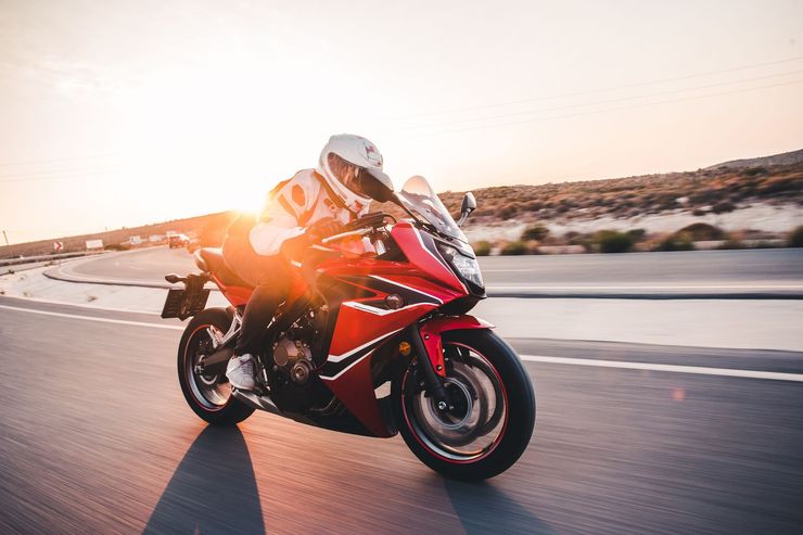 Un motard qui se trouve sur une moto.