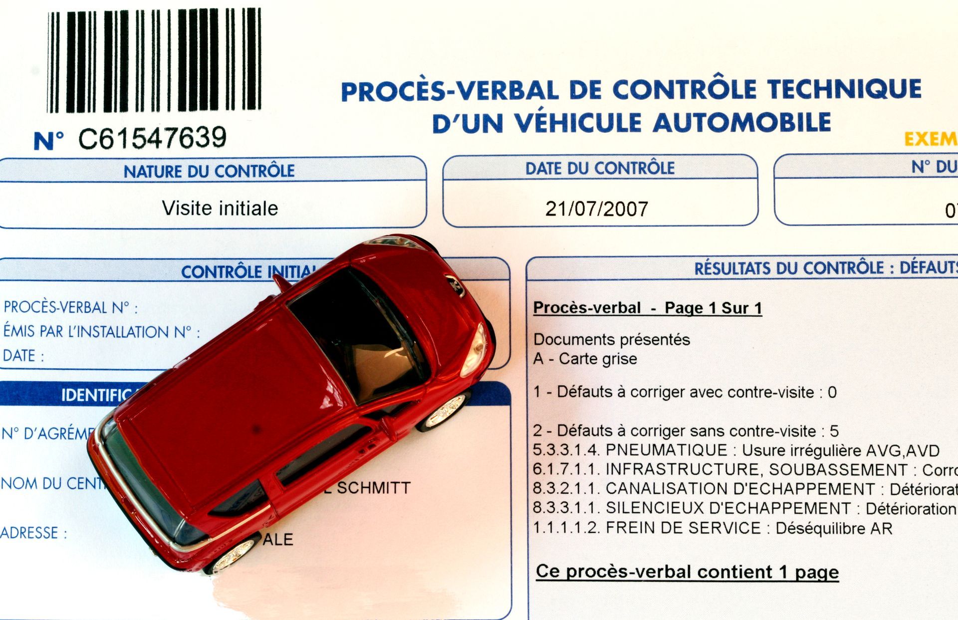 Procès-verbal d'un contrôle technique avec une petite voiture.