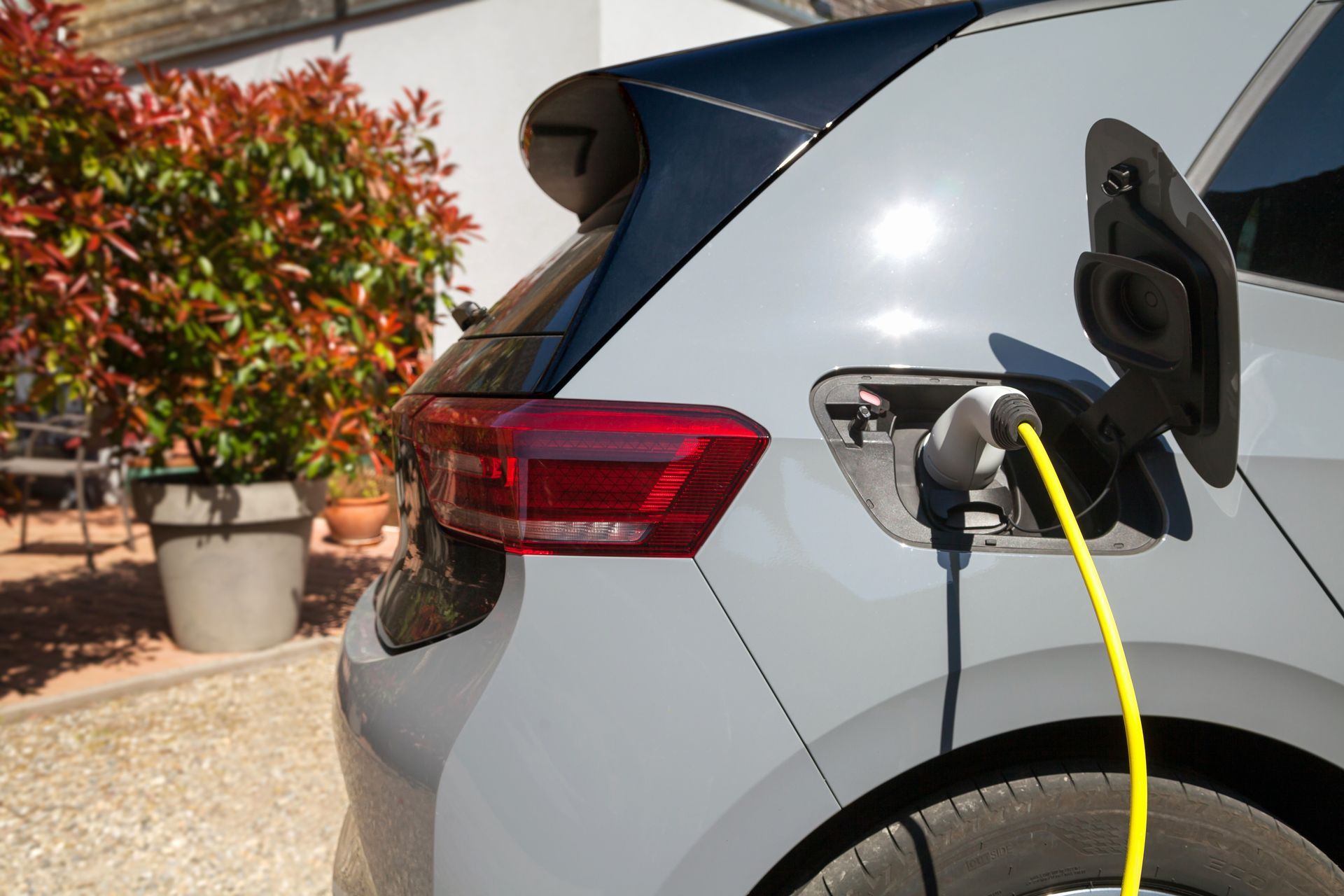 Une voiture électrique en recharge.