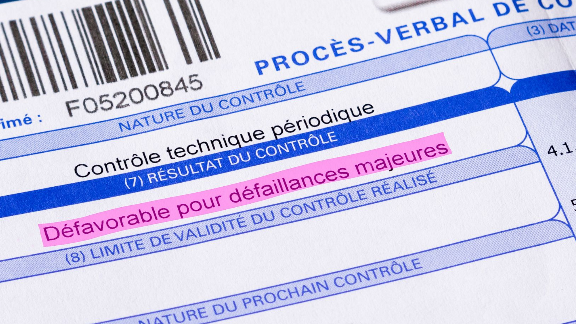 Gros plan sur le motif défavorable d'un contrôle technique.