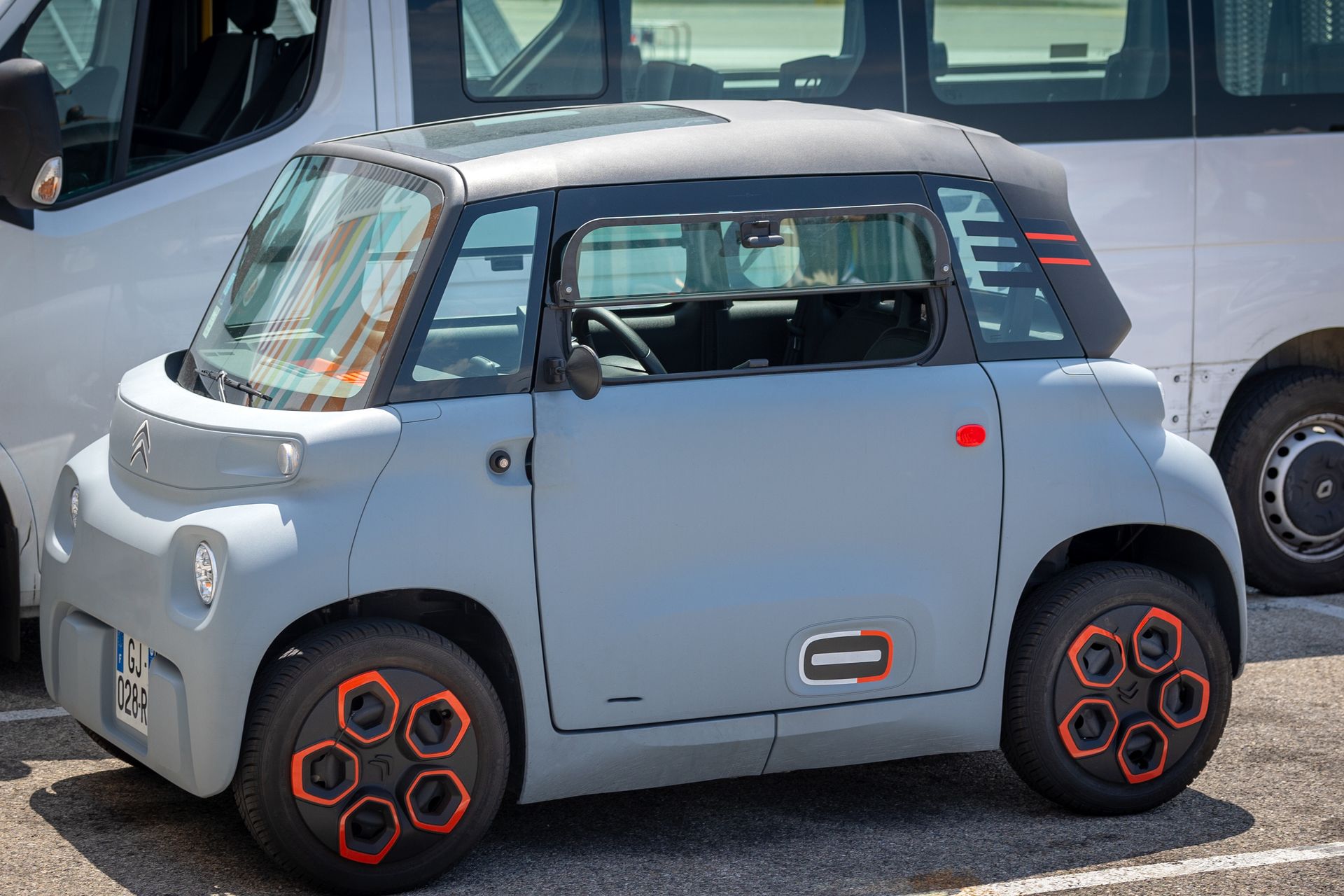 Une voiture sans permis électrique.