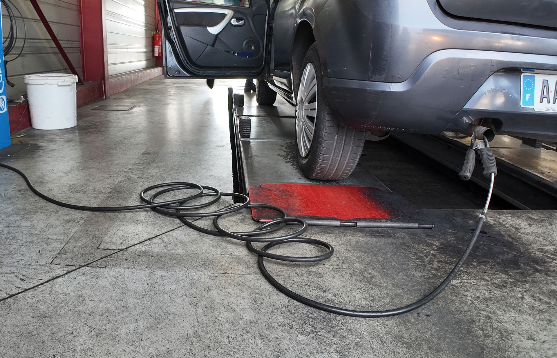 Sonde antipollution qui contrôle l'échappement d'une voiture.