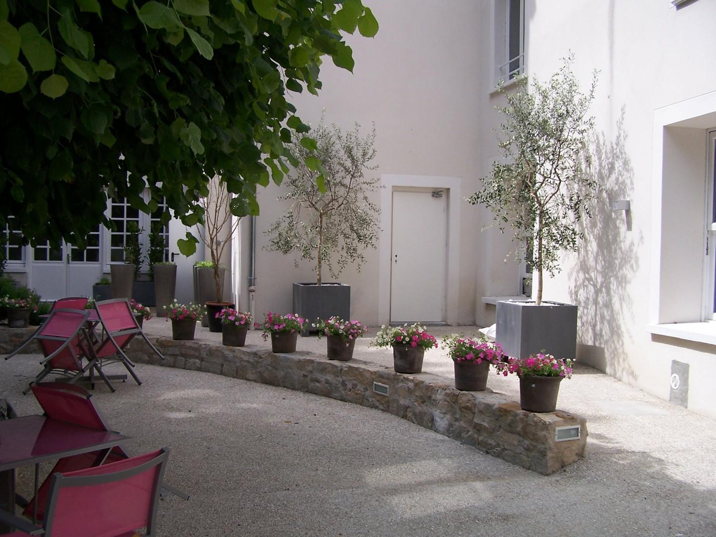 aménagement et pot de fleurs