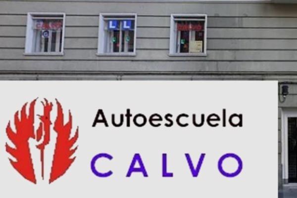 Rótulo de Autoescuela Calvo con un logotipo rojo en una pared blanca debajo de tres ventanas