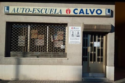 Fachada de la autoescuela AUTO-ESCUELA CALVO, con una ventana enrejada y puerta de entrada