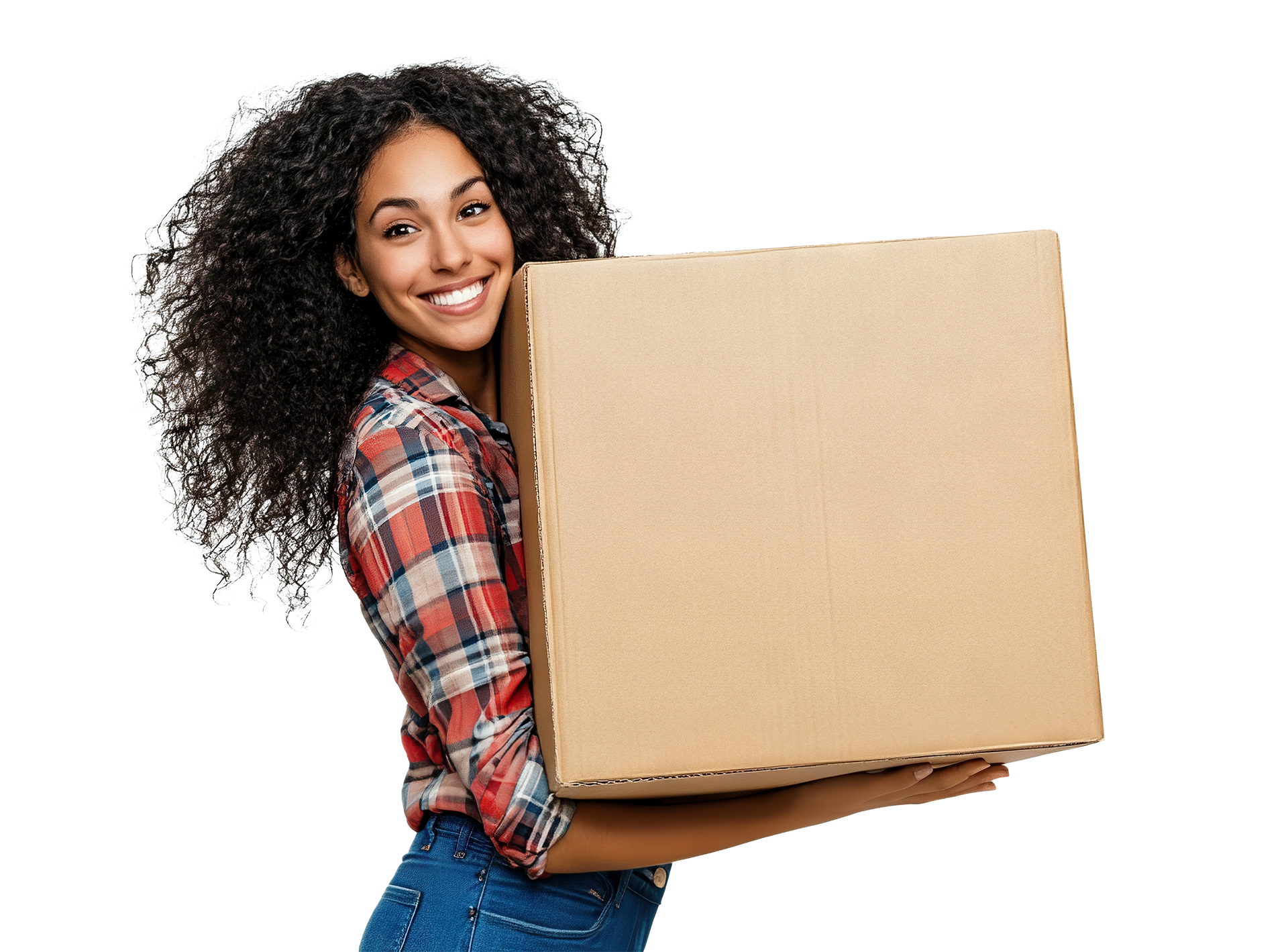 Femme qui tient un carton en souriant 