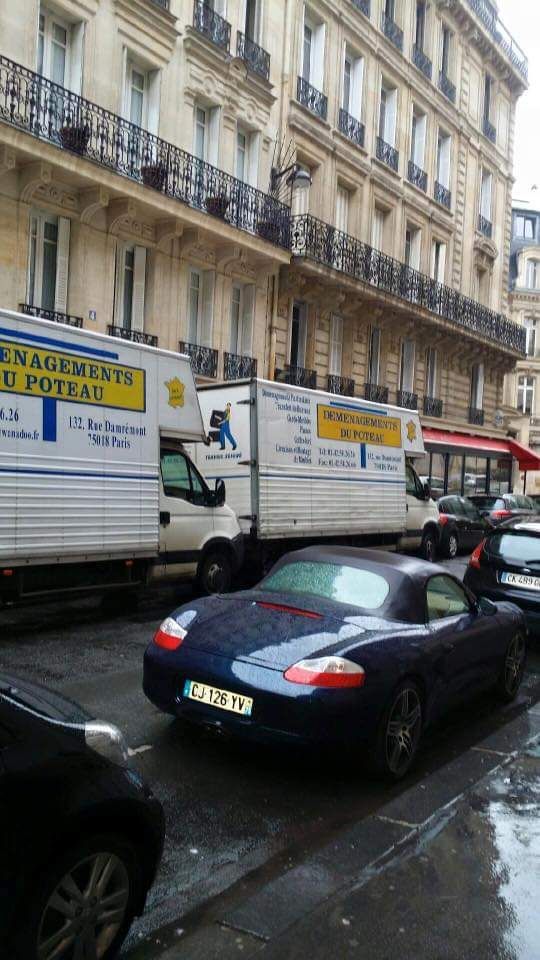 Deux camions de Déménagements du Poteau dans la rue