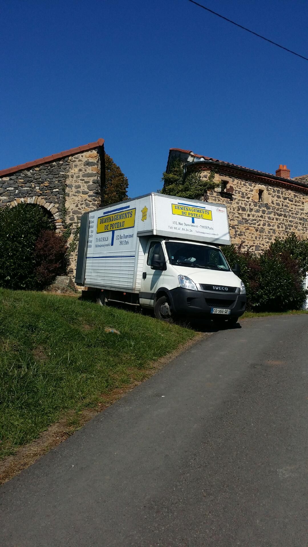 Camion de déménagement garé sur l'herbe