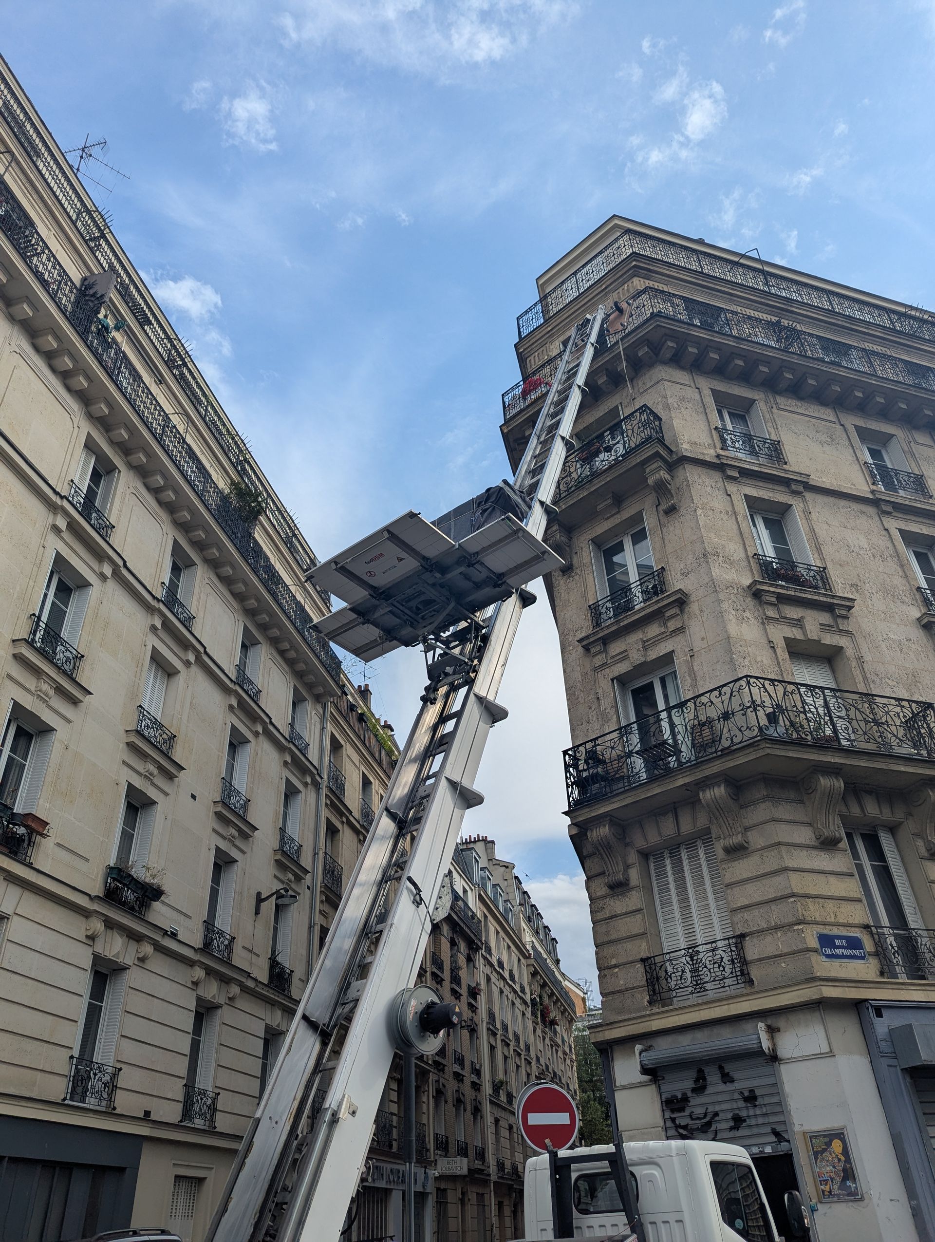 Monte-meubles en fonctionnement