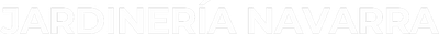 Un gran letrero luminoso blanco de estilo retro que dice "PARKING" en letras may&uacute;sculas y en negrita sobre un fondo oscuro.
