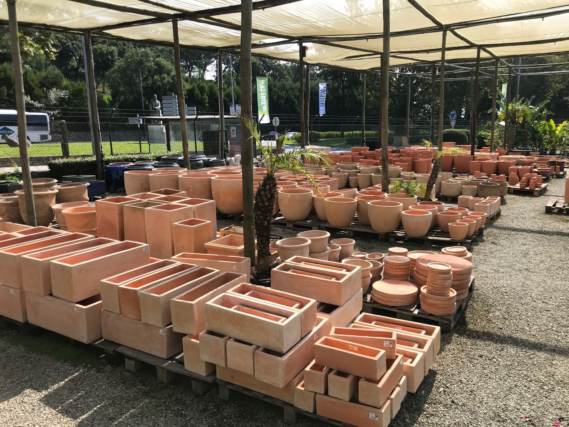 Um monte de vasos de barro empilhados uns sobre os outros em um jardim.