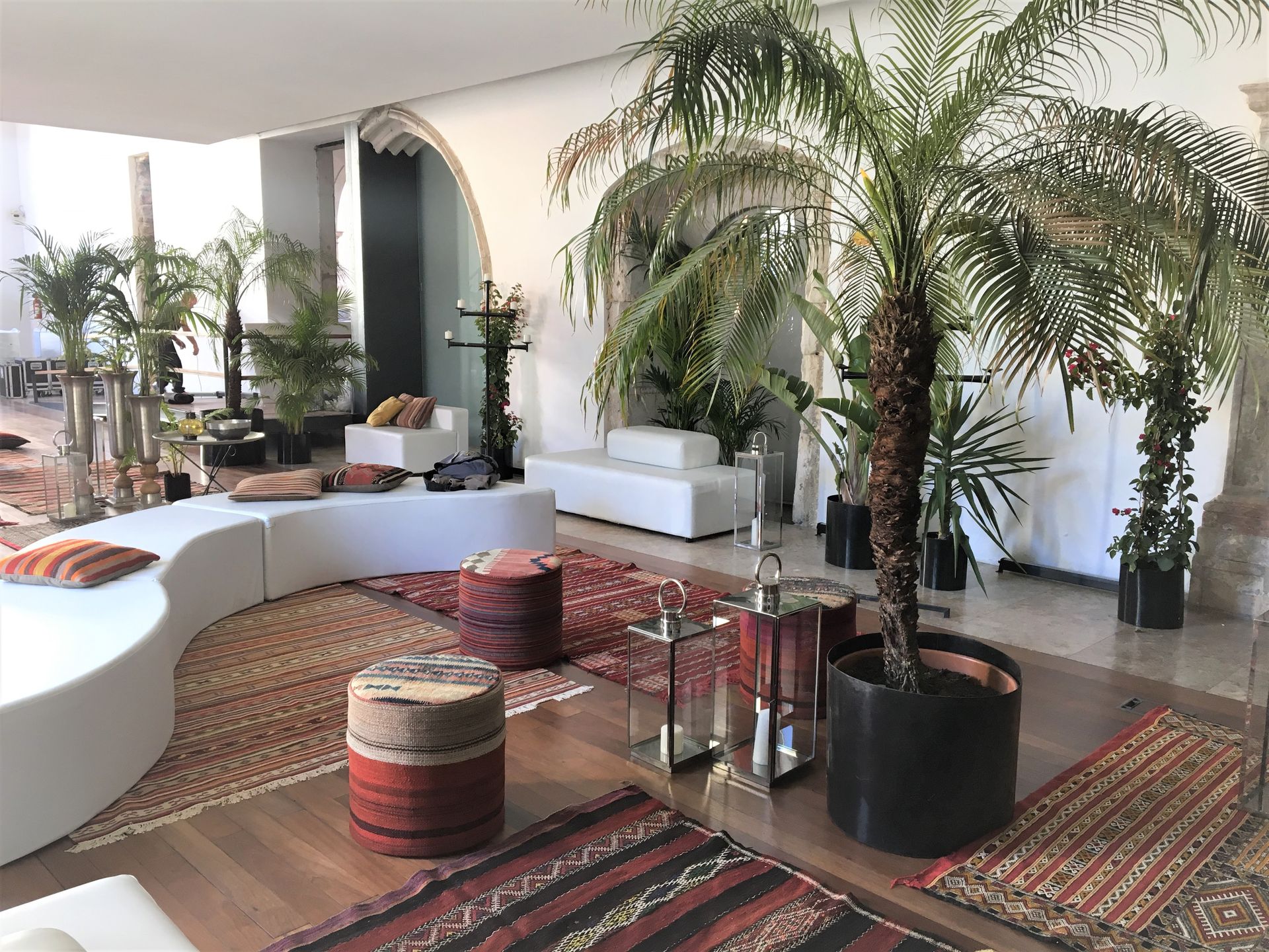 Uma sala de estar cheia de móveis e plantas.