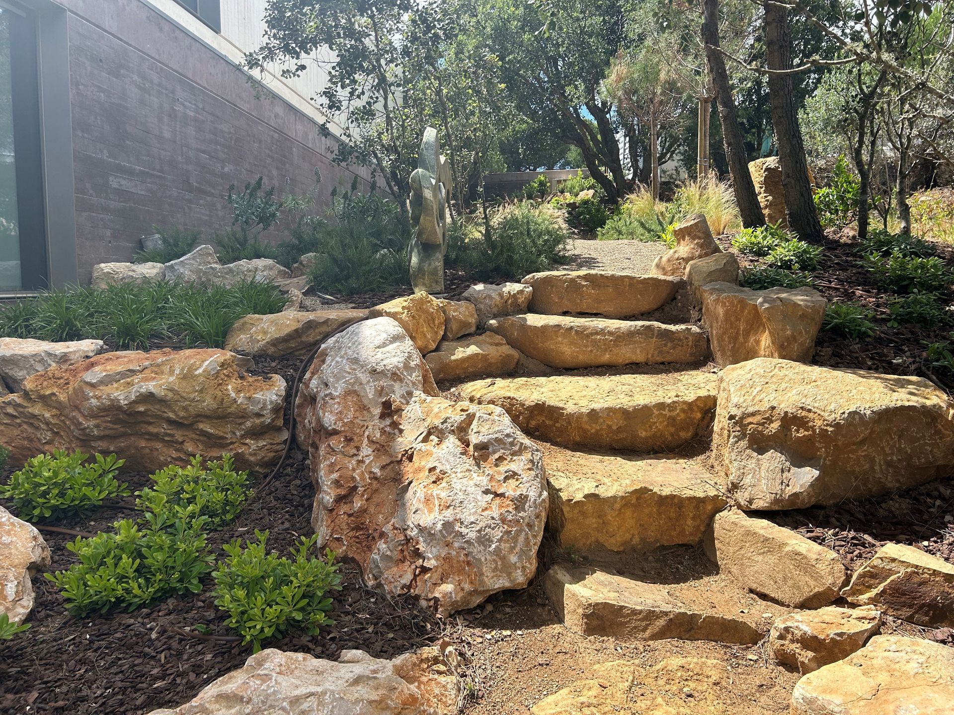 Um conjunto de escadas feitas de pedras em um jardim.