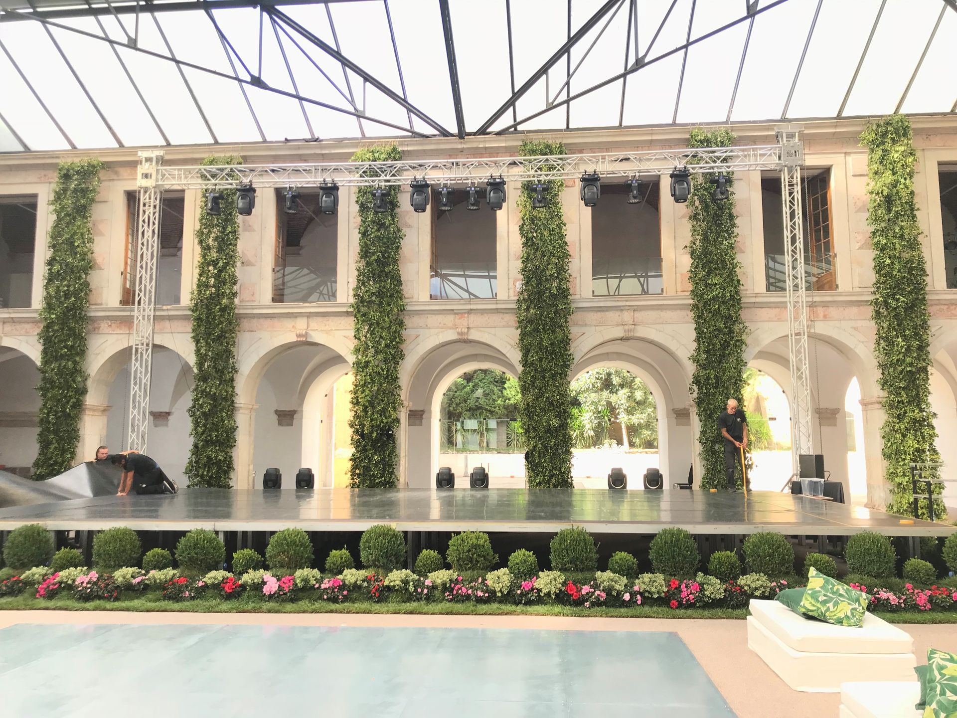 Um grande edifício com um palco no meio