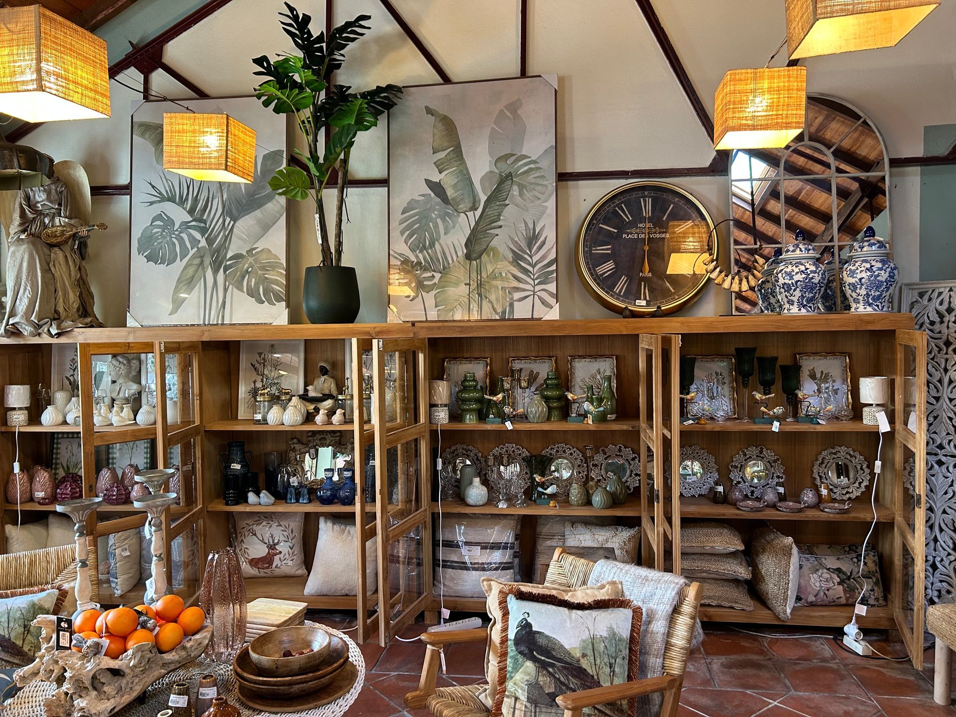 Uma sala de estar cheia de móveis e um relógio na parede.