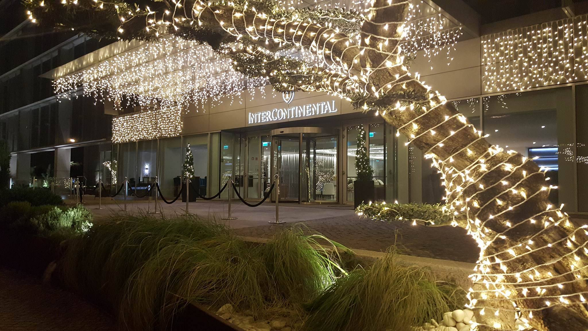Um prédio é decorado com luzes de natal à noite.