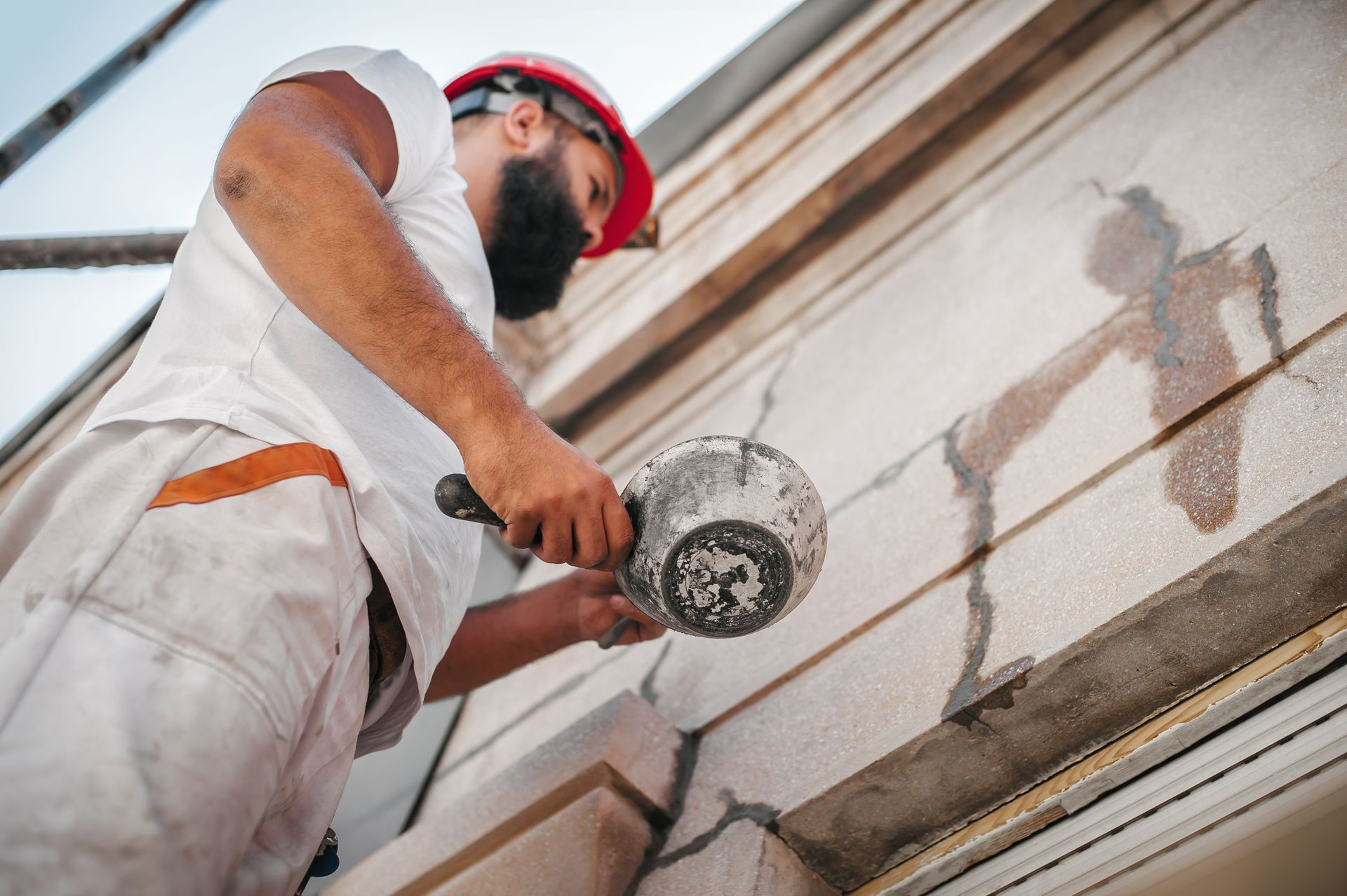 Un homme en train de ravaler une façade