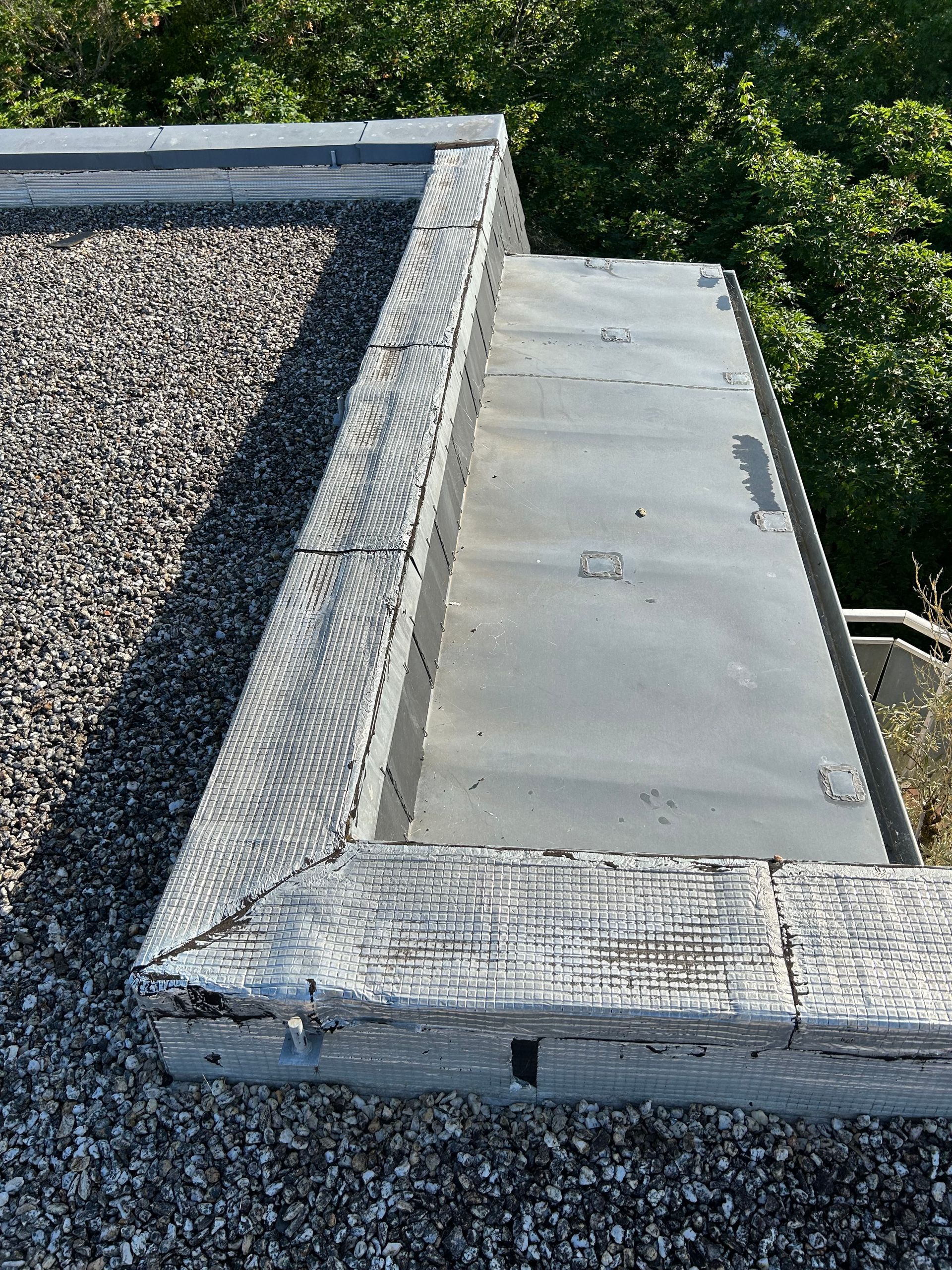 Élément de zinguerie sur un toit plat