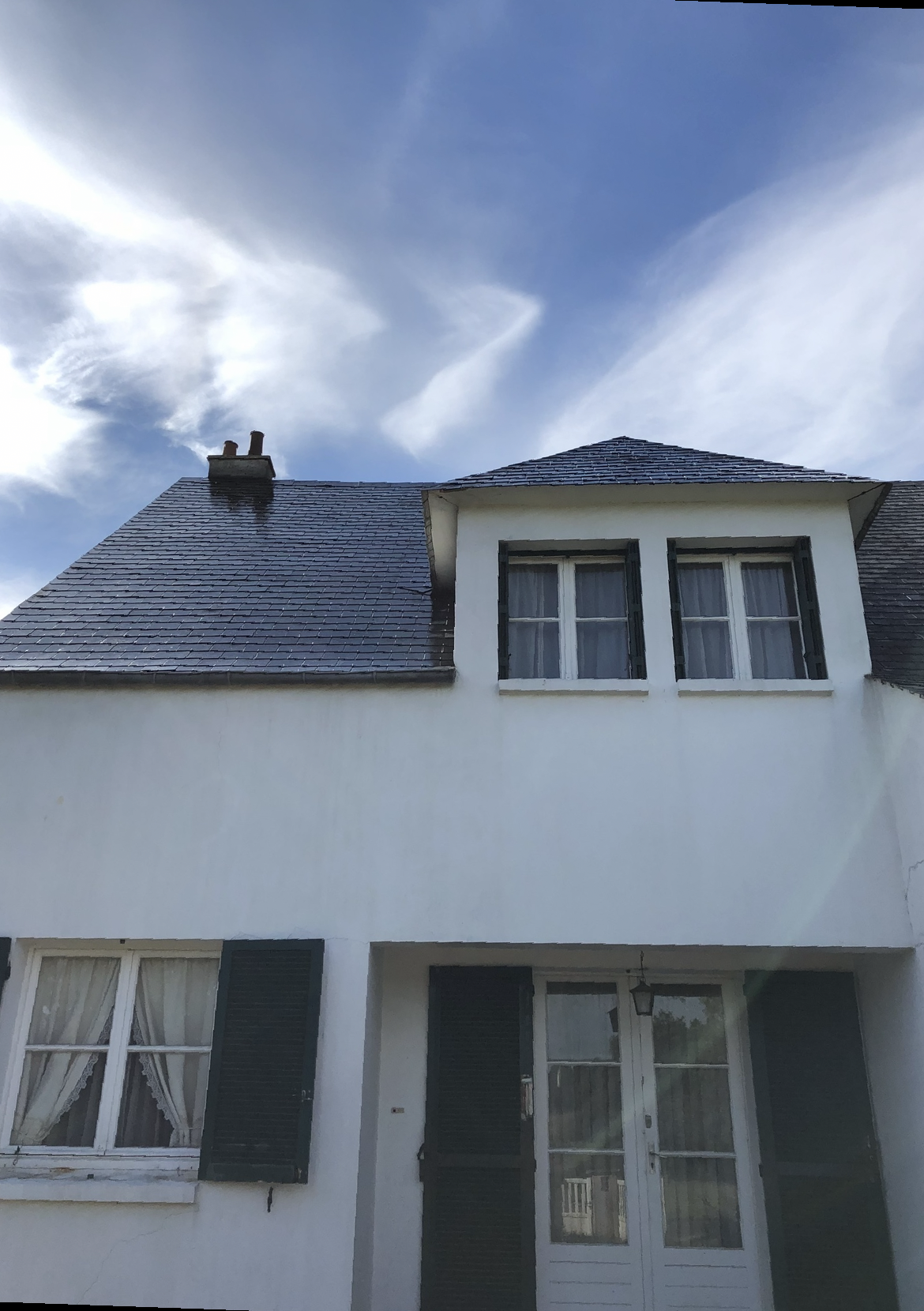 Maison avec une toiture foncée