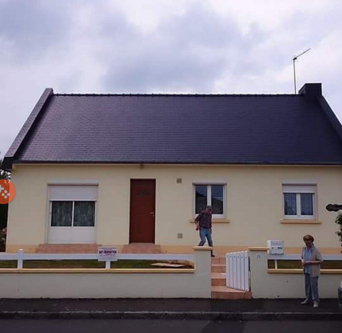 Des artisans devant une toiture libérée des mousses