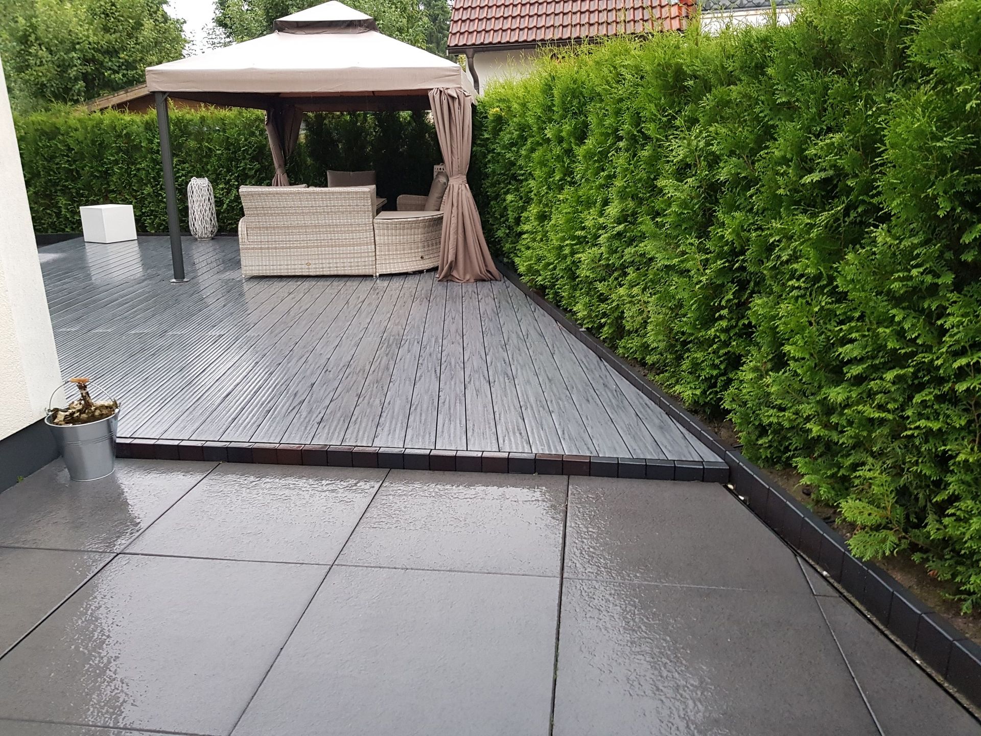 Eine Terrasse mit einem Pavillon und einer Couch darauf