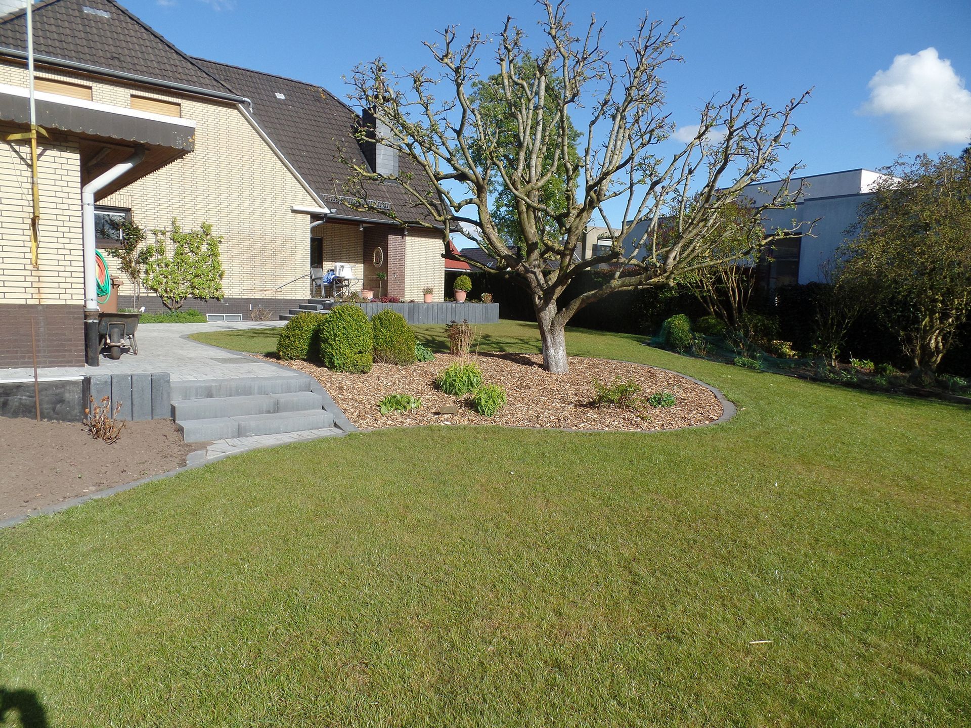 Ein Haus mit einer großen Wiese davor