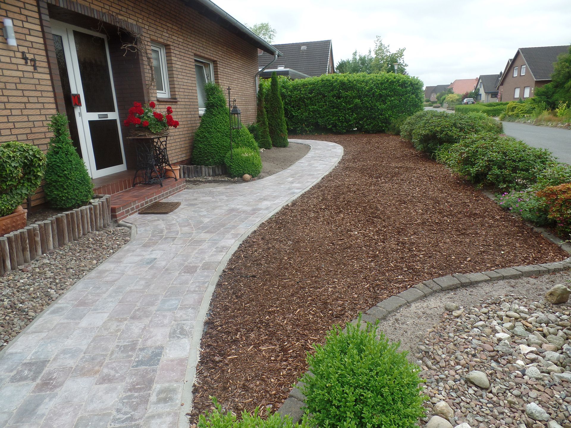 Ein Backsteinhaus mit einem Gehweg davor