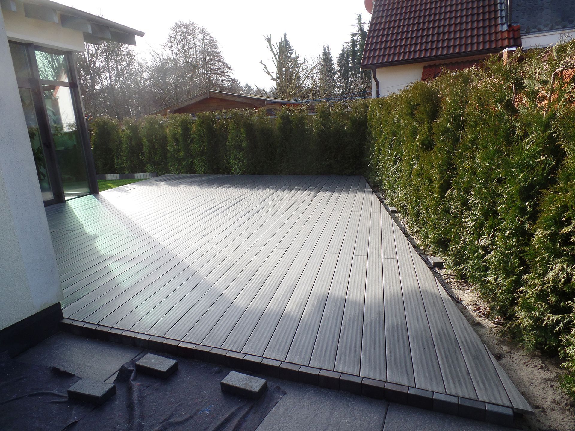 Vor einem Haus wird eine Holzterrasse gebaut