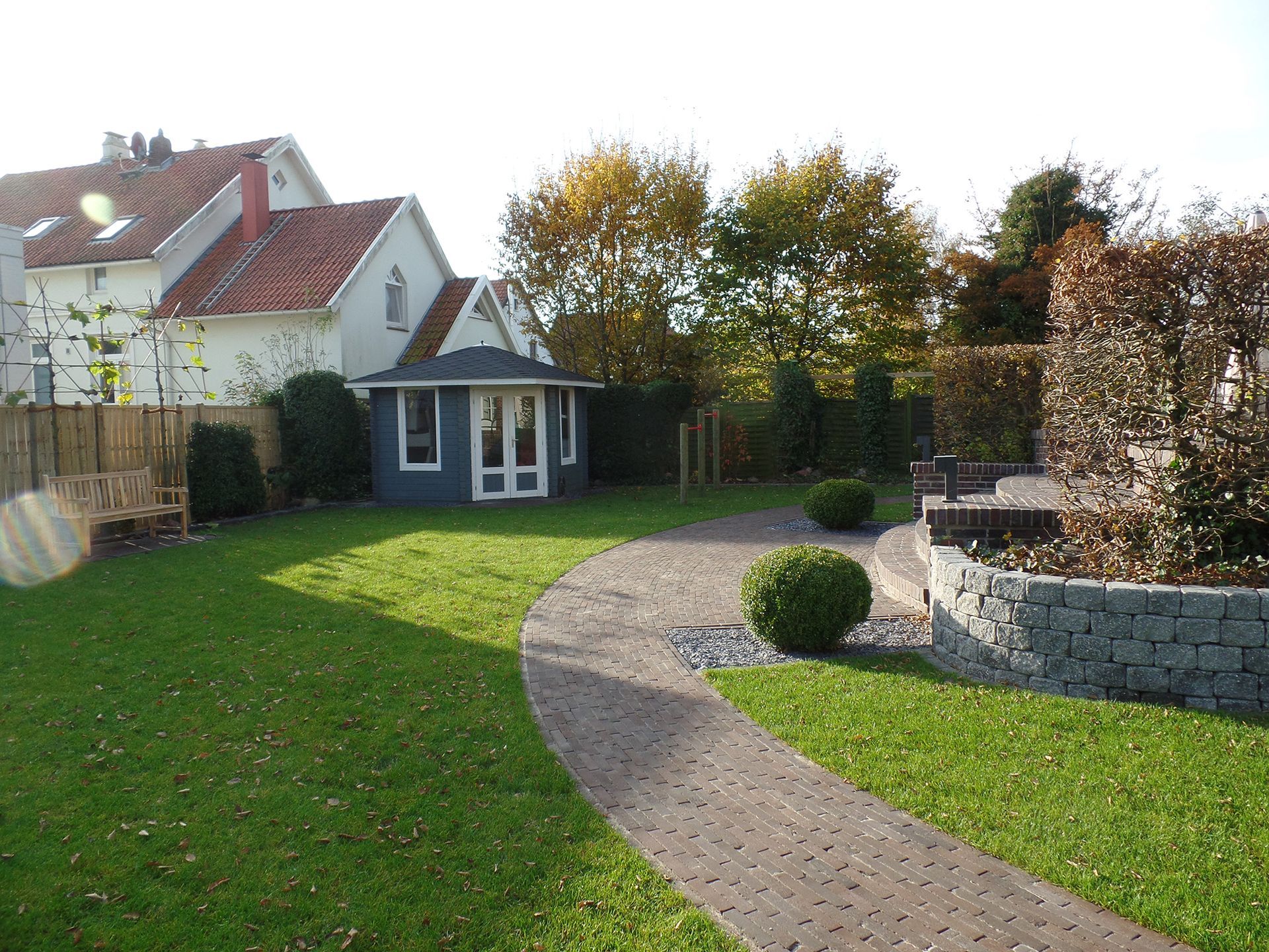 Ein Ziegelweg führt zu einem Haus im Hinterhof