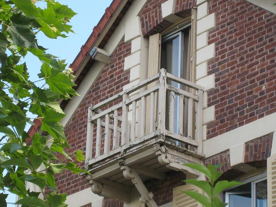 Balcon en bois avant travaux