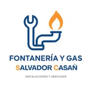 Logotipo: llave inglesa azul y tuber&iacute;a con llama naranja sobre el texto "Fontaner&iacute;a y Gas Salvador Casa&ntilde;".