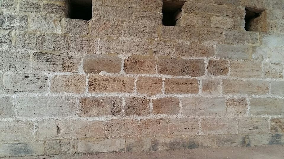 Pared de ladrillos limpiada después de tener un grafiti