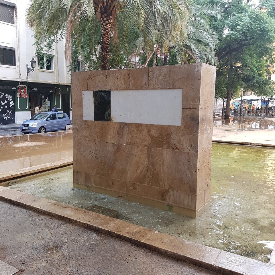 Muro limpio después de quitarle los grafitis que tenía