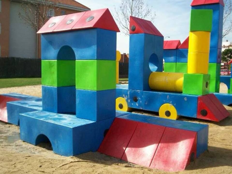 Parque infantil azul, verde, amarillo y rojo limpio después de haber quitado los grafitis