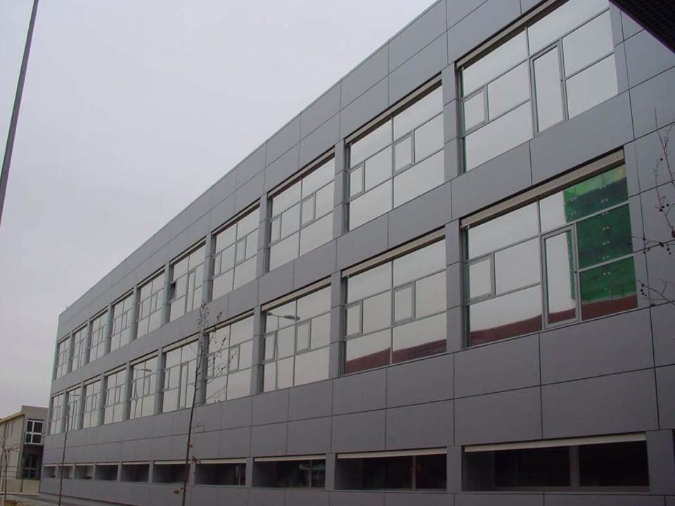 Edificio grande gris con muchas ventanas