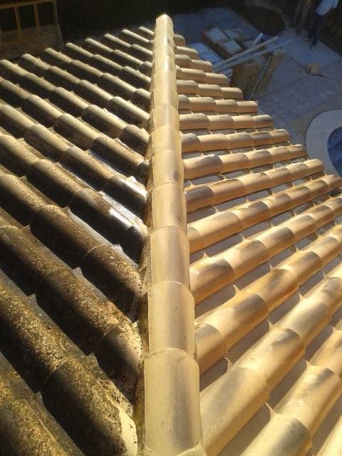 Vista dividida de un tejado de tejas, que muestra tejas oscuras y sucias a la izquierda y tejas limpias y de color claro a la derecha.