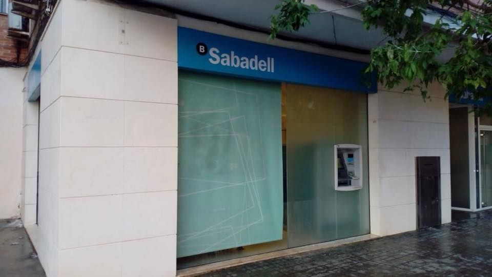 Cristal de un cajero de sabadell sucio de polución
