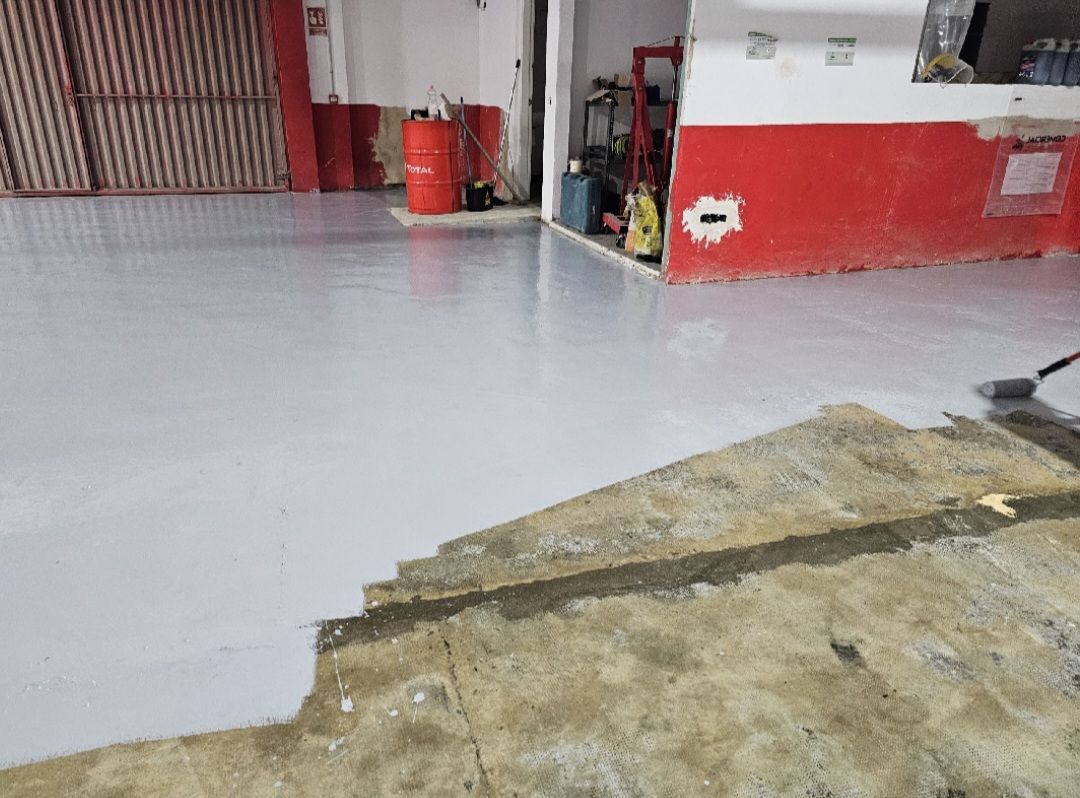 Suelo de la nave pintado de gris con una parte sin terminar