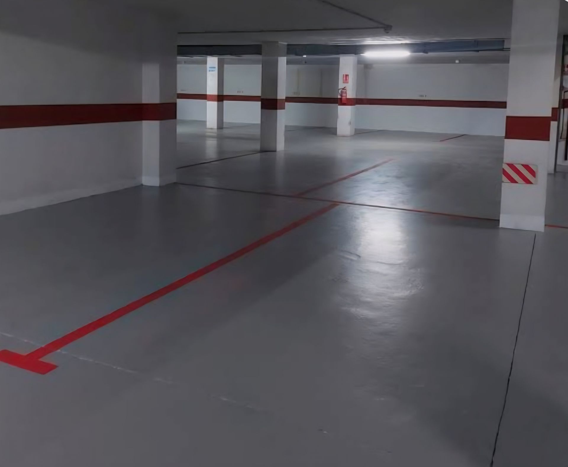 Pintadas marcas del suelo del garaje en color rojo