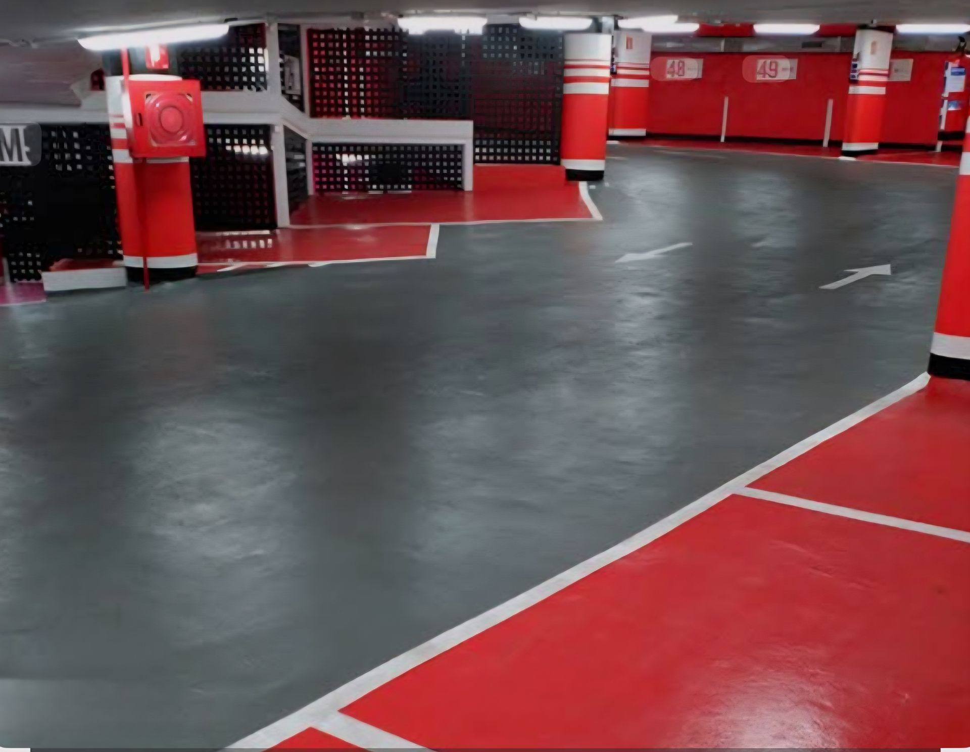 Pintado suelo del garaje de rojo y gris