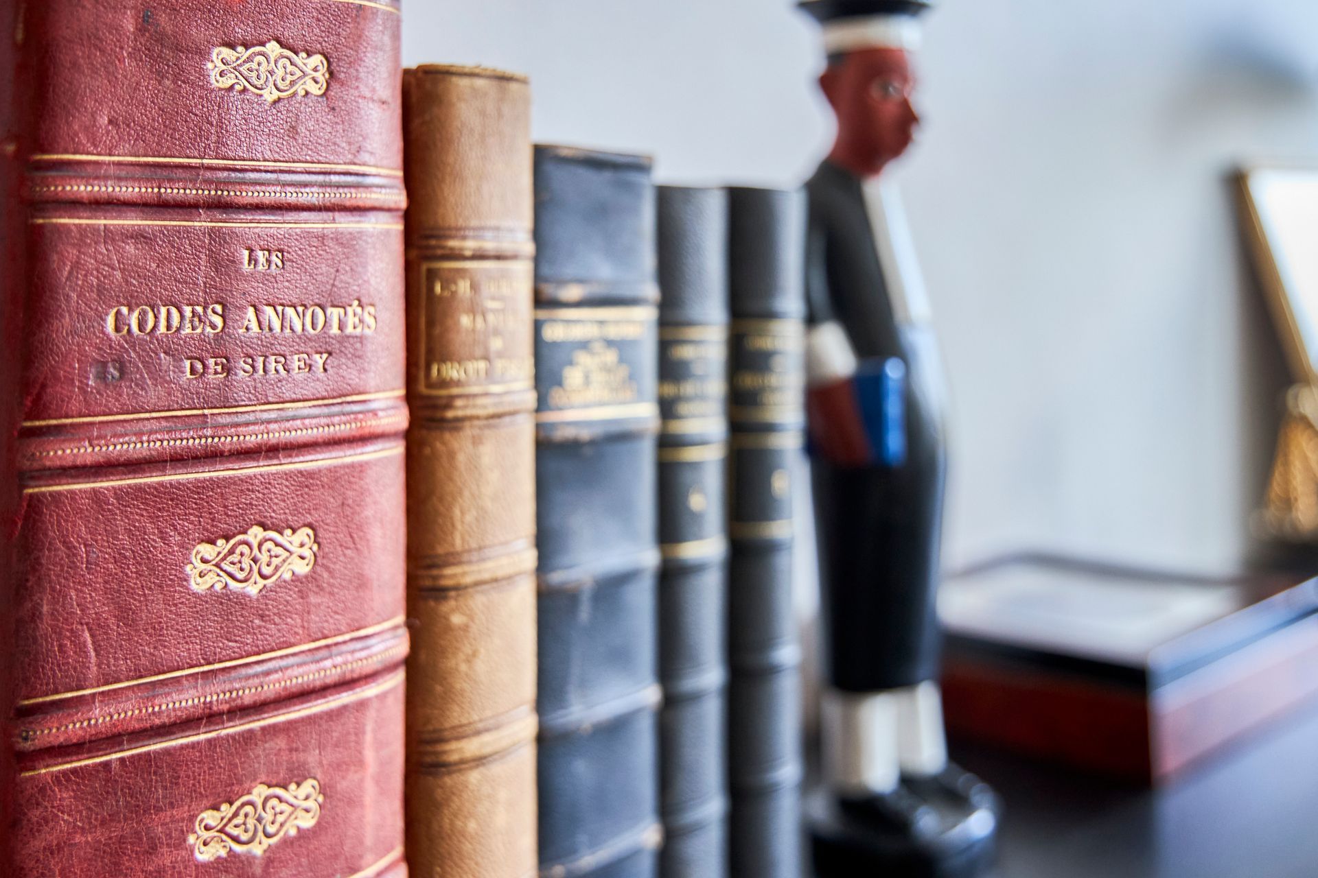 Ouvrages et objets sur le droit